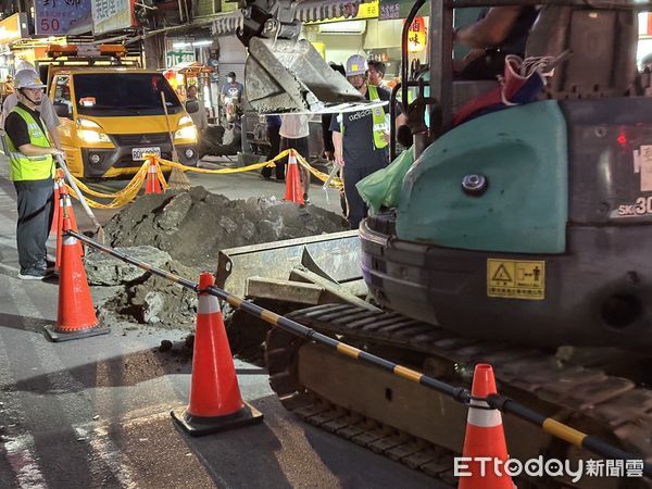 ▲文林路與美崙街交叉口出現天坑，路面下陷持續擴大。（圖／記者邱中岳翻攝）
