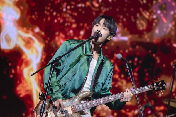 ▲▼▲▼FTISLAND高雄開唱「李洪基找粉絲換超夢！」　翻譯後台惡補背寶可夢單字。（圖／希林國際Chillin International提供）