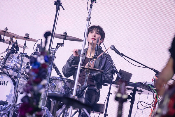 ▲▼▲▼FTISLAND高雄開唱「李洪基找粉絲換超夢！」　翻譯後台惡補背寶可夢單字。（圖／希林國際Chillin International提供）