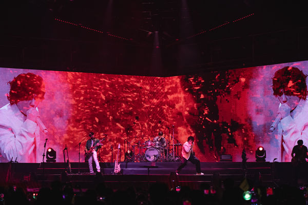 ▲▼▲▼FTISLAND高雄開唱「李洪基找粉絲換超夢！」　翻譯後台惡補背寶可夢單字。（圖／希林國際Chillin International提供）