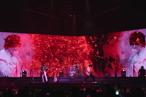 ▲▼▲▼FTISLAND高雄開唱「李洪基找粉絲換超夢！」　翻譯後台惡補背寶可夢單字。（圖／希林國際Chillin International提供）