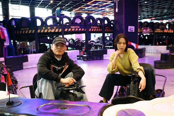 ▲春風(左)與劉品言互軋卡丁車，玩得不亦樂乎。（圖／鏡電視）