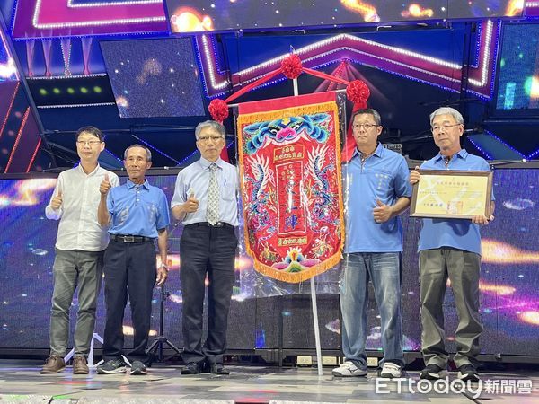 ▲台南西港檨仔林鳳安宮宋江陣經文化資產審議通過為台南市民俗類無形文化資產，為表彰廟方對宋江陣傳承之辛勞，由市長黃偉哲頒發文化資產登錄證書予以肯定。（圖／記者林東良翻攝，下同）