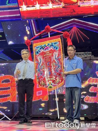 ▲台南西港檨仔林鳳安宮宋江陣經文化資產審議通過為台南市民俗類無形文化資產，為表彰廟方對宋江陣傳承之辛勞，由市長黃偉哲頒發文化資產登錄證書予以肯定。（圖／記者林東良翻攝，下同）