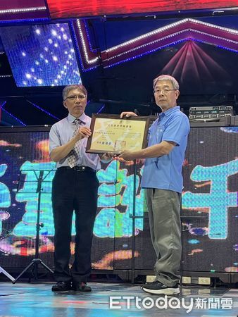 ▲台南西港檨仔林鳳安宮宋江陣經文化資產審議通過為台南市民俗類無形文化資產，為表彰廟方對宋江陣傳承之辛勞，由市長黃偉哲頒發文化資產登錄證書予以肯定。（圖／記者林東良翻攝，下同）