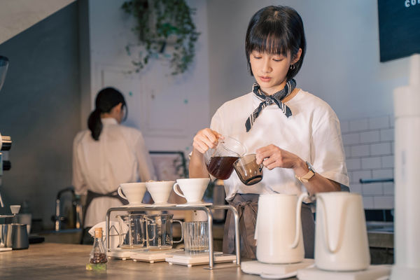 ▲《歡迎光臨 二代咖啡》Janet謝怡芬、簡嫚書、項婕如、隋棠、李銘忠、林哲熹、鳳小岳。（圖／甲普國際媒體提供）