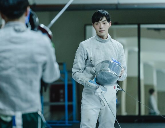 ▲《刺心切骨》牧森飾演擊劍隊隊員。（圖／周子娛樂提供）