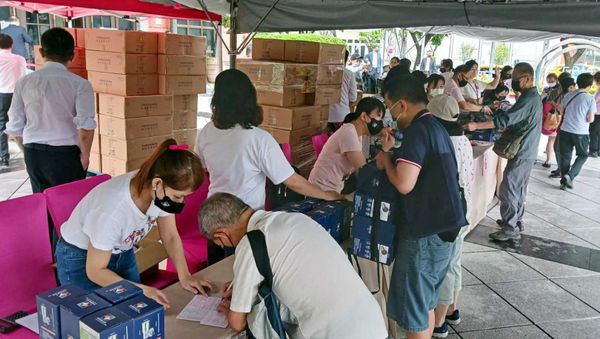 許多股民一早就會到股東會現場領取紀念品。（圖／報系資料照）