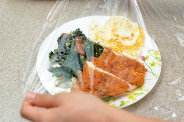 營養師蔡正亮提醒購買保鮮膜時要謹慎挑選材質。(示意圖,photoAC)