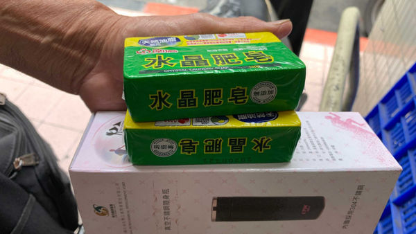 看似不起眼的肥皂、保溫杯，其實都是二手交易市場的熱門貨。（圖／CTWANT資料照）