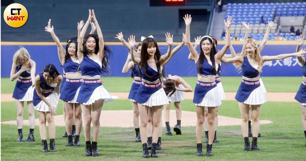 中職富邦悍將韓籍三本柱帶全體啦啦隊員出場。（圖／趙文彬攝）