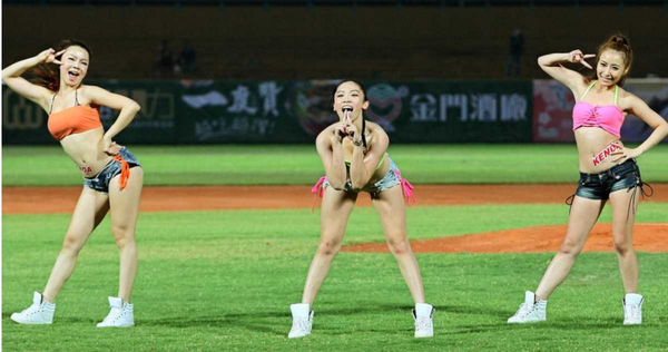 2013年Lamigo桃猿與統一獅隊之戰，穿著火辣的啦啦隊帶來精彩表演。（圖／報系資料照）