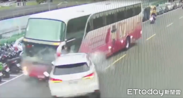 ▲▼             新北泰山區一輛遊覽車與對向休旅車發生碰撞車禍。（圖／記者陸運陞翻攝，下同）