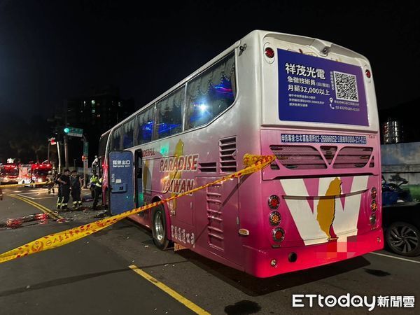 ▲▼             新北泰山區一輛遊覽車與對向休旅車發生碰撞車禍。（圖／記者陸運陞翻攝，下同）