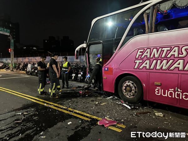▲▼             新北泰山區一輛遊覽車與對向休旅車發生碰撞車禍。（圖／記者陸運陞翻攝，下同）