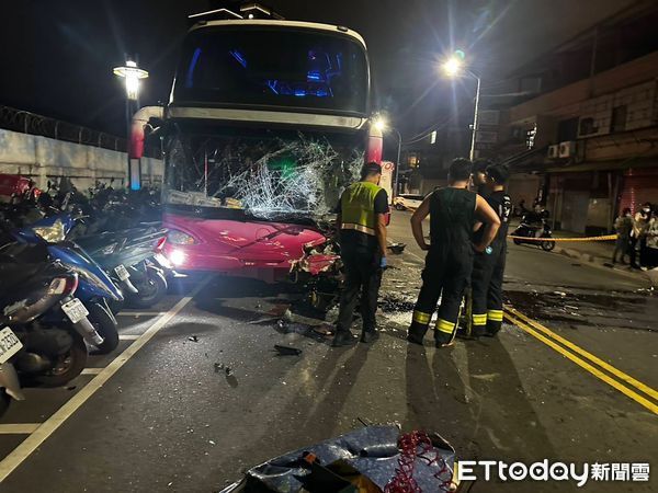 ▲▼             新北泰山區一輛遊覽車與對向休旅車發生碰撞車禍。（圖／記者陸運陞翻攝，下同）
