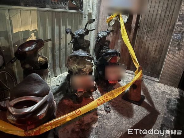 ▲▼鳳山區博愛路一棟公寓騎樓，今天凌晨零時47分許突然發生火警， 2輛機車被燒毀。（圖／記者吳世龍翻攝）