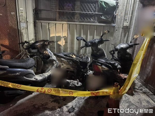 ▲▼鳳山區博愛路一棟公寓騎樓，今天凌晨零時47分許突然發生火警， 2輛機車被燒毀。（圖／記者吳世龍翻攝）