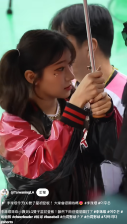 ▲李珠珢回韓國替學姊撐傘。（圖／翻攝自@TaiwaningLA YT頻道）