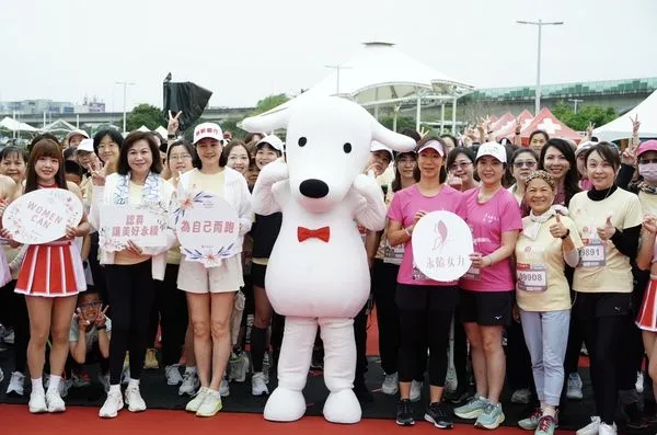 ▲▼台新銀行連續八年冠名贊助台新女子路跑，吸引超過一萬名女性跑者參加。台新銀行產業金融處資深副總經理陳柏如(右二)也為活動進行開場。（圖／台新銀行提供）