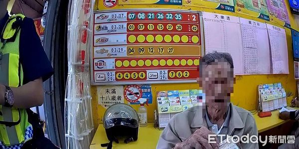 ▲內埔警分局內埔所警員利志中、謝宗榮用客語勸劉姓老翁就醫             。（圖／記者陳崑福翻攝）