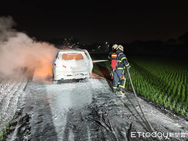 ▲▼和美鎮美港公路一段和湖地路的交叉路口發生汽車火警。（圖／記者唐詠絮翻攝）