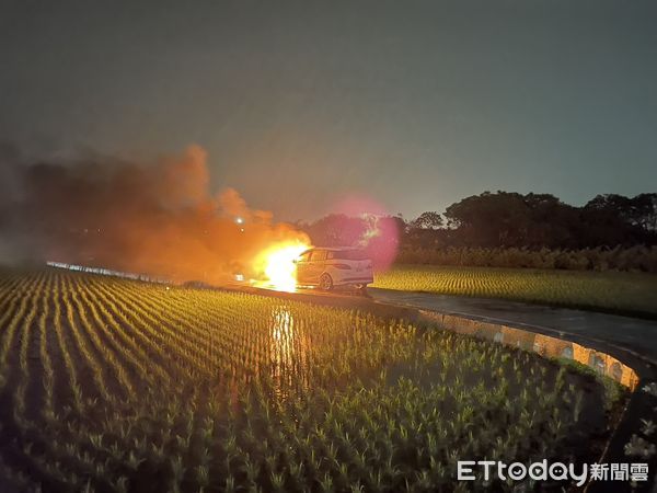 ▲▼和美鎮美港公路一段和湖地路的交叉路口發生汽車火警。（圖／記者唐詠絮翻攝）