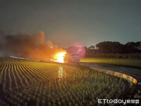▲▼和美鎮美港公路一段和湖地路的交叉路口發生汽車火警。（圖／記者唐詠絮翻攝）