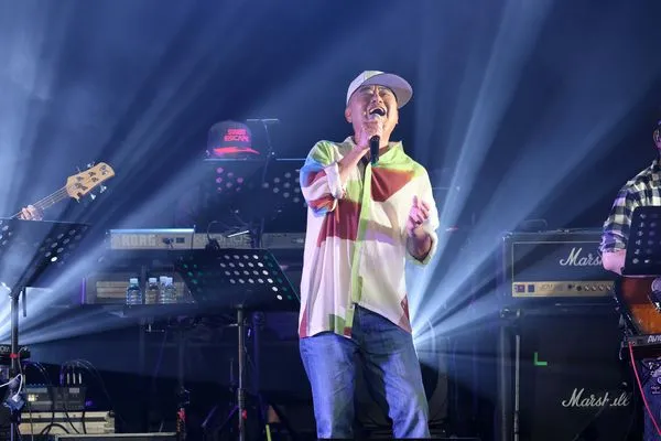 ▲▼陳昇深情飆唱。（圖／寬宏藝術提供）