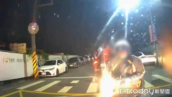 ▲蔡男疑似毒架並闖紅燈、逆向行駛規避警方攔查，遭警方逮捕。（圖／記者張君豪翻攝）