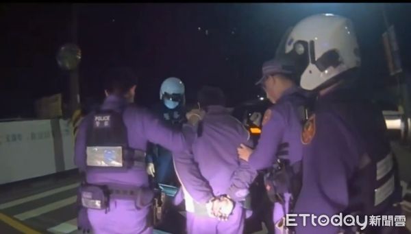 ▲蔡男疑似毒架並闖紅燈、逆向行駛規避警方攔查，遭警方逮捕。（圖／記者張君豪翻攝）