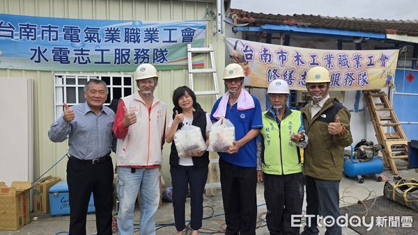 ▲台南市勞工局做工行善團兵分兩路，分別前往南區及善化區進行房屋修繕，持續為弱勢家庭送暖。（圖／記者林東良翻攝，下同）
