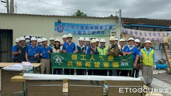 ▲台南市勞工局做工行善團兵分兩路，分別前往南區及善化區進行房屋修繕，持續為弱勢家庭送暖。（圖／記者林東良翻攝，下同）