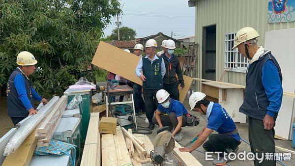 ▲台南市勞工局做工行善團兵分兩路，分別前往南區及善化區進行房屋修繕，持續為弱勢家庭送暖。（圖／記者林東良翻攝，下同）