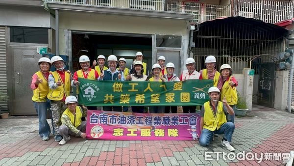 ▲台南市勞工局做工行善團兵分兩路，分別前往南區及善化區進行房屋修繕，持續為弱勢家庭送暖。（圖／記者林東良翻攝，下同）