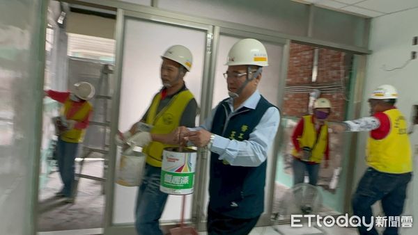 ▲台南市勞工局做工行善團兵分兩路，分別前往南區及善化區進行房屋修繕，持續為弱勢家庭送暖。（圖／記者林東良翻攝，下同）