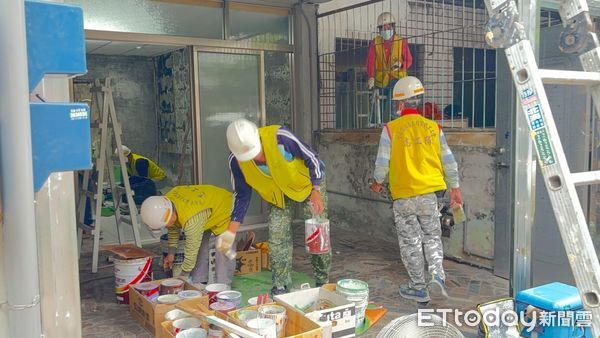 ▲台南市勞工局做工行善團兵分兩路，分別前往南區及善化區進行房屋修繕，持續為弱勢家庭送暖。（圖／記者林東良翻攝，下同）