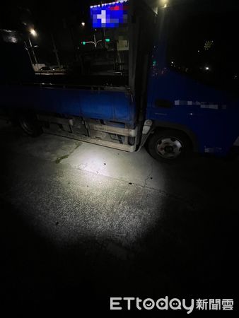 ▲嫌犯丟擲汽油彈，現場遺留碎玻璃             。（圖／記者吳奕靖翻攝）