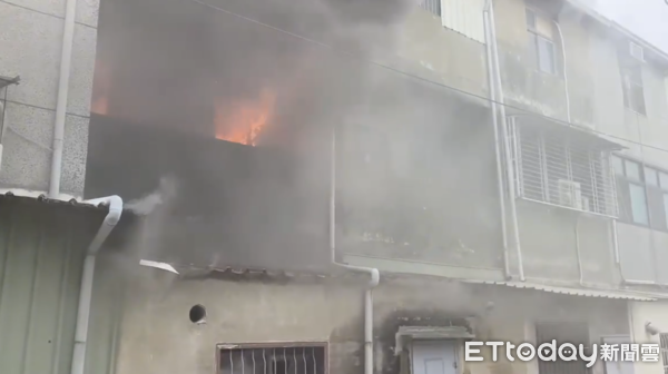 ▲▼             台南市仁德區三甲八街3層樓高建物發生火警。（圖／記者林東良翻攝）