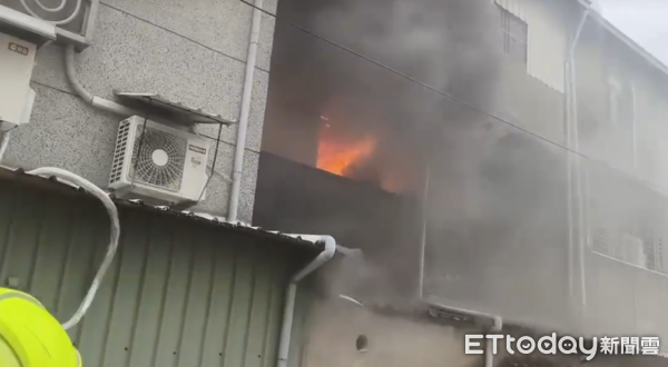 ▲▼             台南市仁德區三甲八街3層樓高建物發生火警。（圖／記者林東良翻攝）