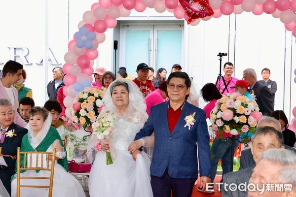 ▲台南市東區區公所13日上午在南紡時代公園舉辦「長照宣導暨銀髮婚紗秀」，台南市長黃偉哲特別到場獻上祝福。（圖／記者林東良翻攝，下同）
