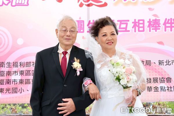 ▲台南市東區區公所13日上午在南紡時代公園舉辦「長照宣導暨銀髮婚紗秀」，台南市長黃偉哲特別到場獻上祝福。（圖／記者林東良翻攝，下同）