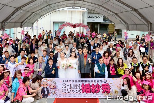 ▲台南市東區區公所13日上午在南紡時代公園舉辦「長照宣導暨銀髮婚紗秀」，台南市長黃偉哲特別到場獻上祝福。（圖／記者林東良翻攝，下同）