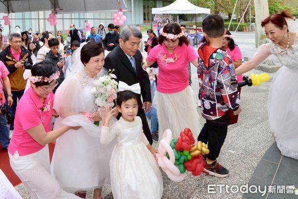 ▲台南市東區區公所13日上午在南紡時代公園舉辦「長照宣導暨銀髮婚紗秀」，台南市長黃偉哲特別到場獻上祝福。（圖／記者林東良翻攝，下同）