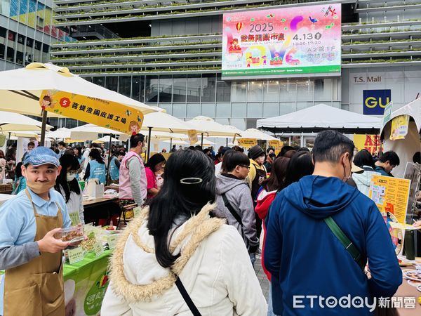 ▲勞動部勞動力發展署雲嘉南分署13日邀集庇護工場、多元微創商家，在南紡購物中心戶外廣場舉辦市集活動，慢飛天使們在攤位前努力叫賣，展現滿滿自信，吸引許多民眾熱情參與。（圖／記者林東良翻攝，下同）