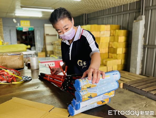 ▲勞動部勞動力發展署雲嘉南分署13日邀集庇護工場、多元微創商家，在南紡購物中心戶外廣場舉辦市集活動，慢飛天使們在攤位前努力叫賣，展現滿滿自信，吸引許多民眾熱情參與。（圖／記者林東良翻攝，下同）