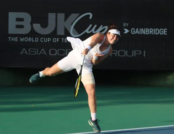 ▲中華隊第一單打葛藍喬安娜，左大腿被繃帶包緊，最後一仗仍奮力逆轉擊敗泰國一姊。(四維體育推廣教育基金會提供)