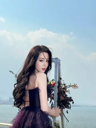 ▲網友發現短劇《逆騎》疑似出現迪麗熱巴的臉。（圖／翻攝自微博）