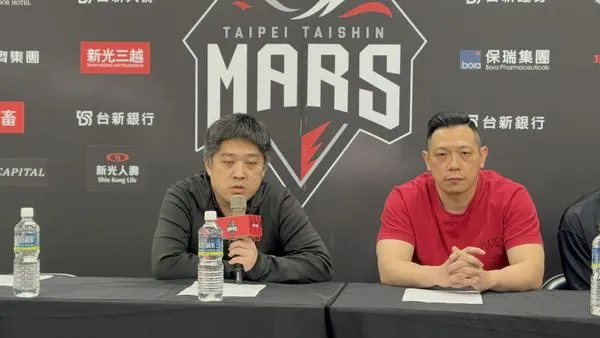 ▲戰神球團總經理林祐廷（左）賽後怒批，TPBL裁判沒有讓球員在安全的環境比賽。（圖／記者杜奕君攝）