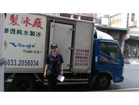 台南「送冰妹」陳玫潔力大無窮　自開貨車24公斤冰扛肩。 （圖／民眾提供）